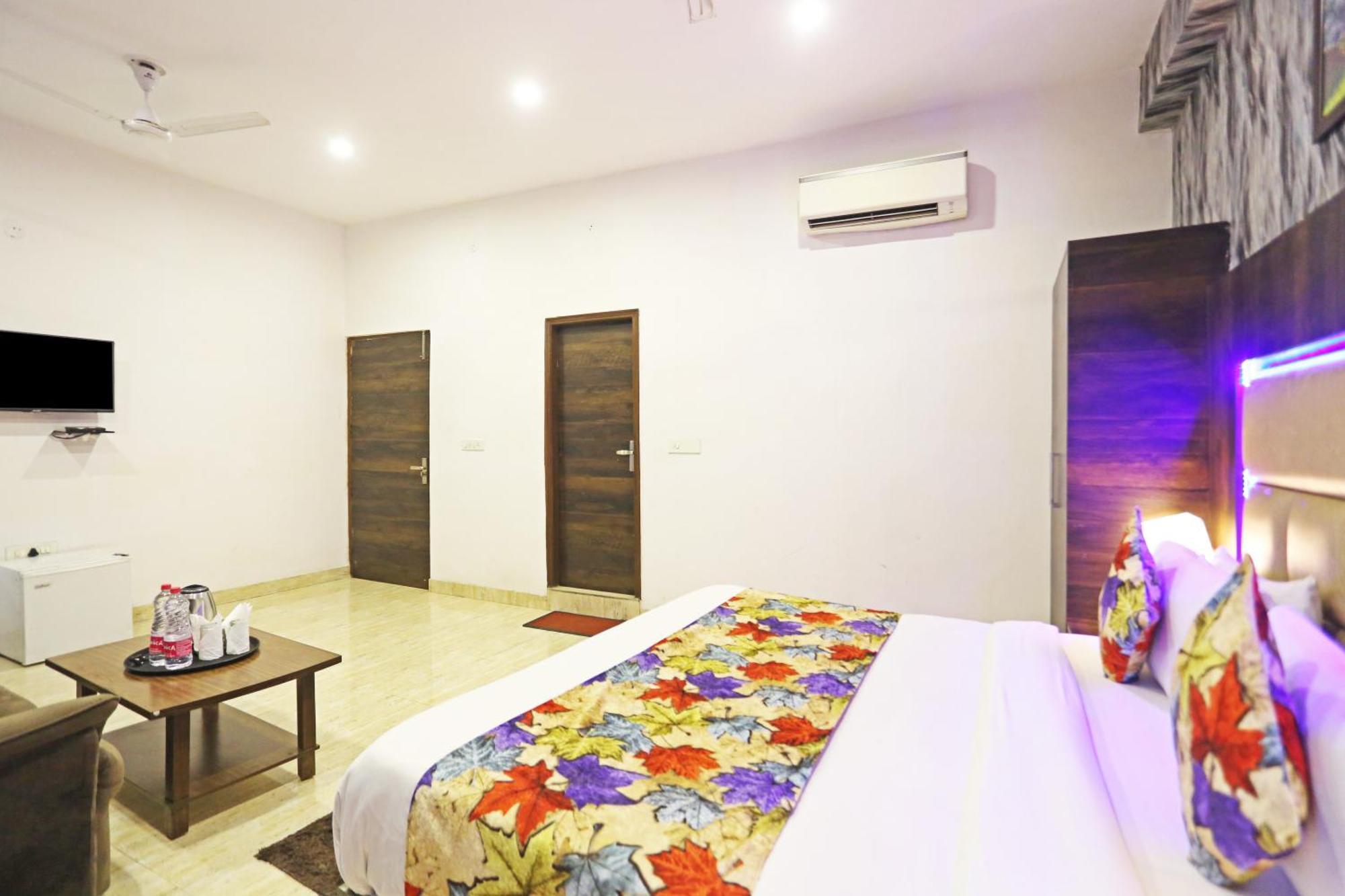 Hotel The Kiara Near Delhi Airport Ню Делхи Екстериор снимка