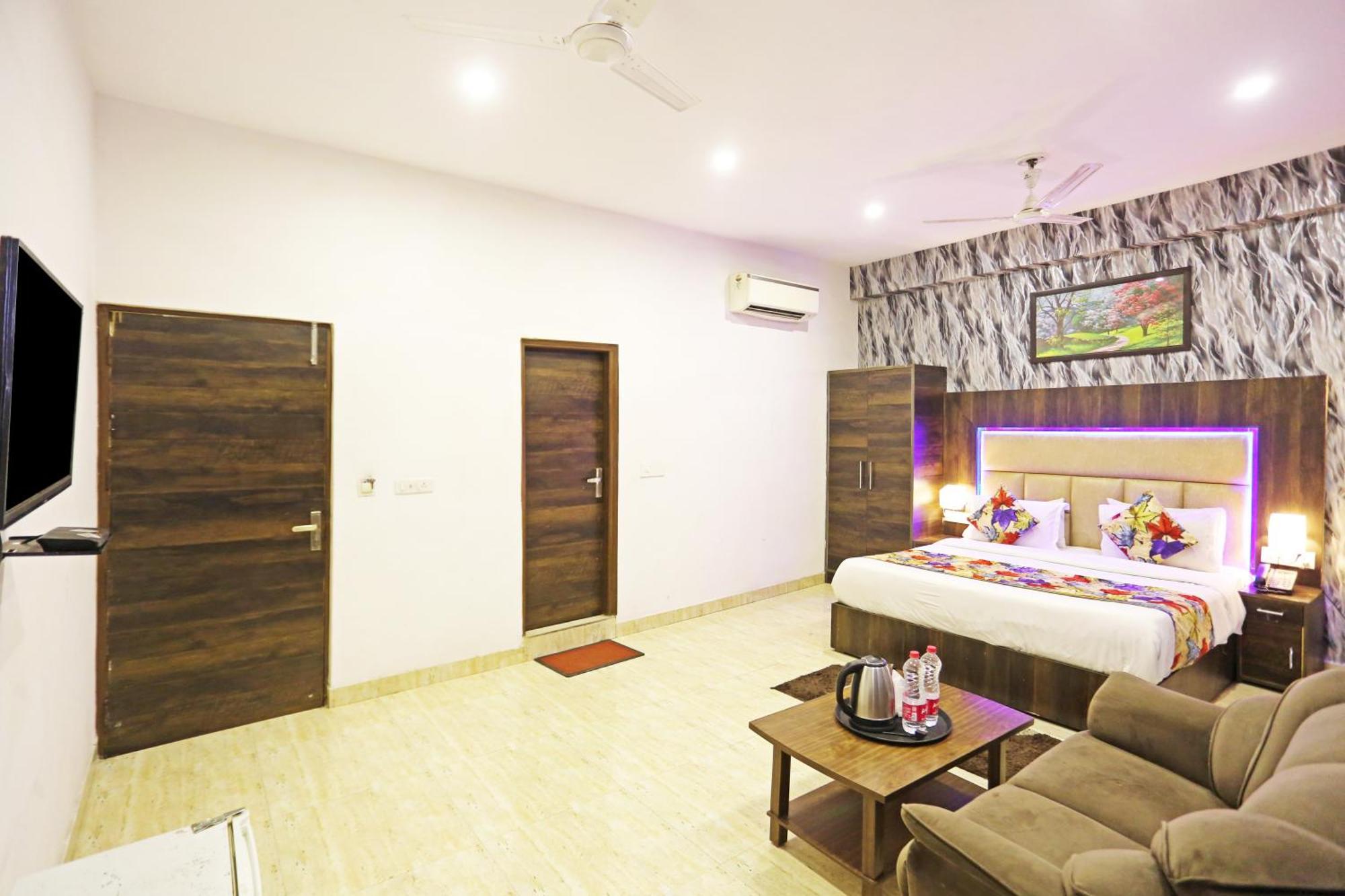 Hotel The Kiara Near Delhi Airport Ню Делхи Екстериор снимка