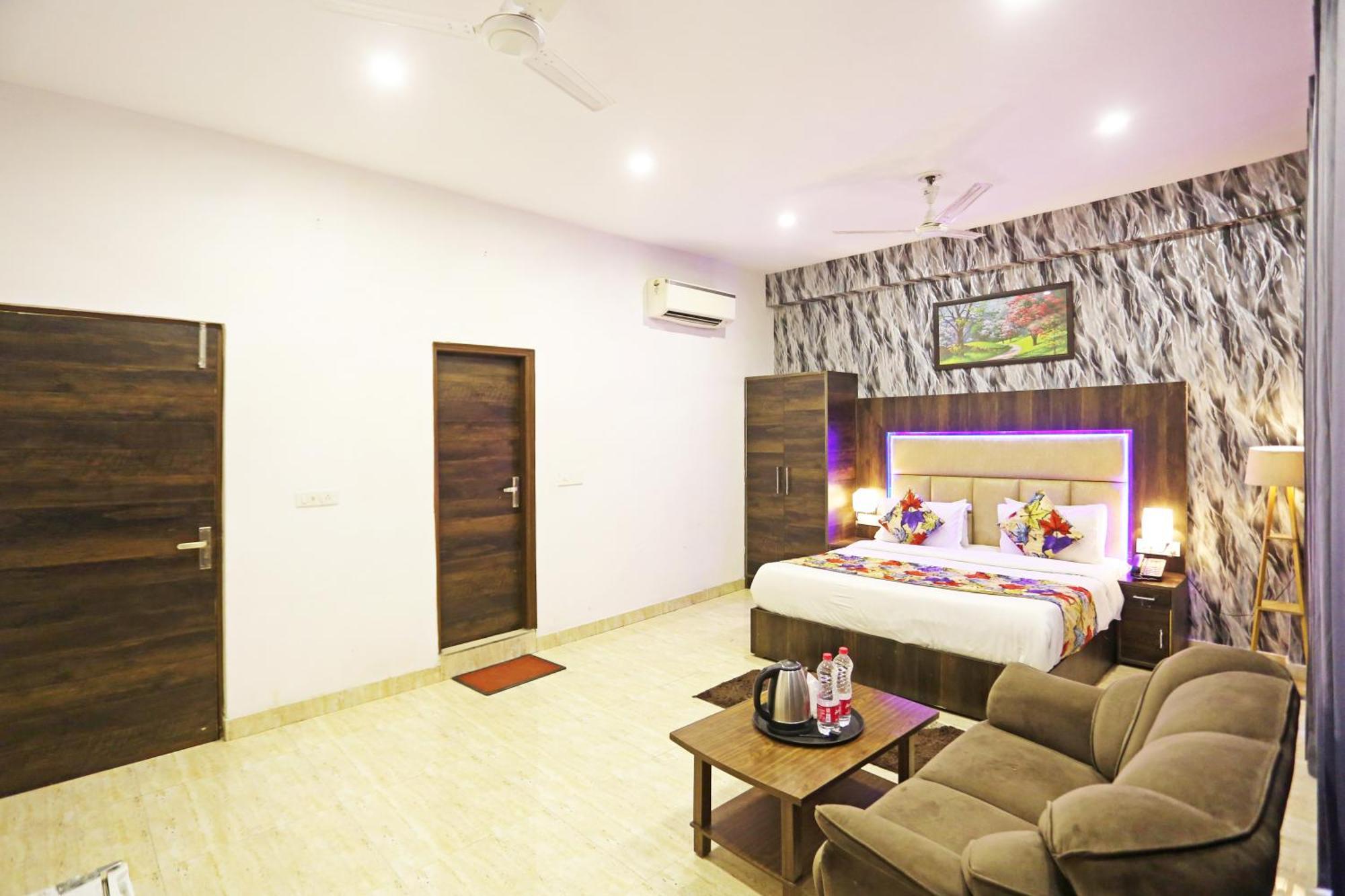 Hotel The Kiara Near Delhi Airport Ню Делхи Екстериор снимка