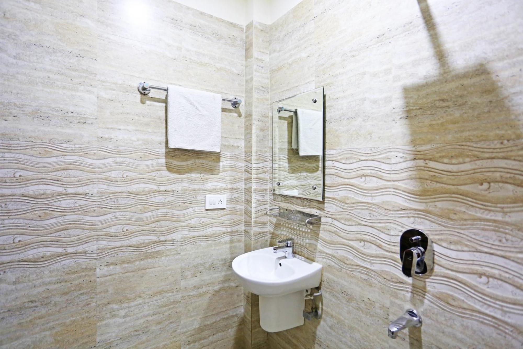 Hotel The Kiara Near Delhi Airport Ню Делхи Екстериор снимка